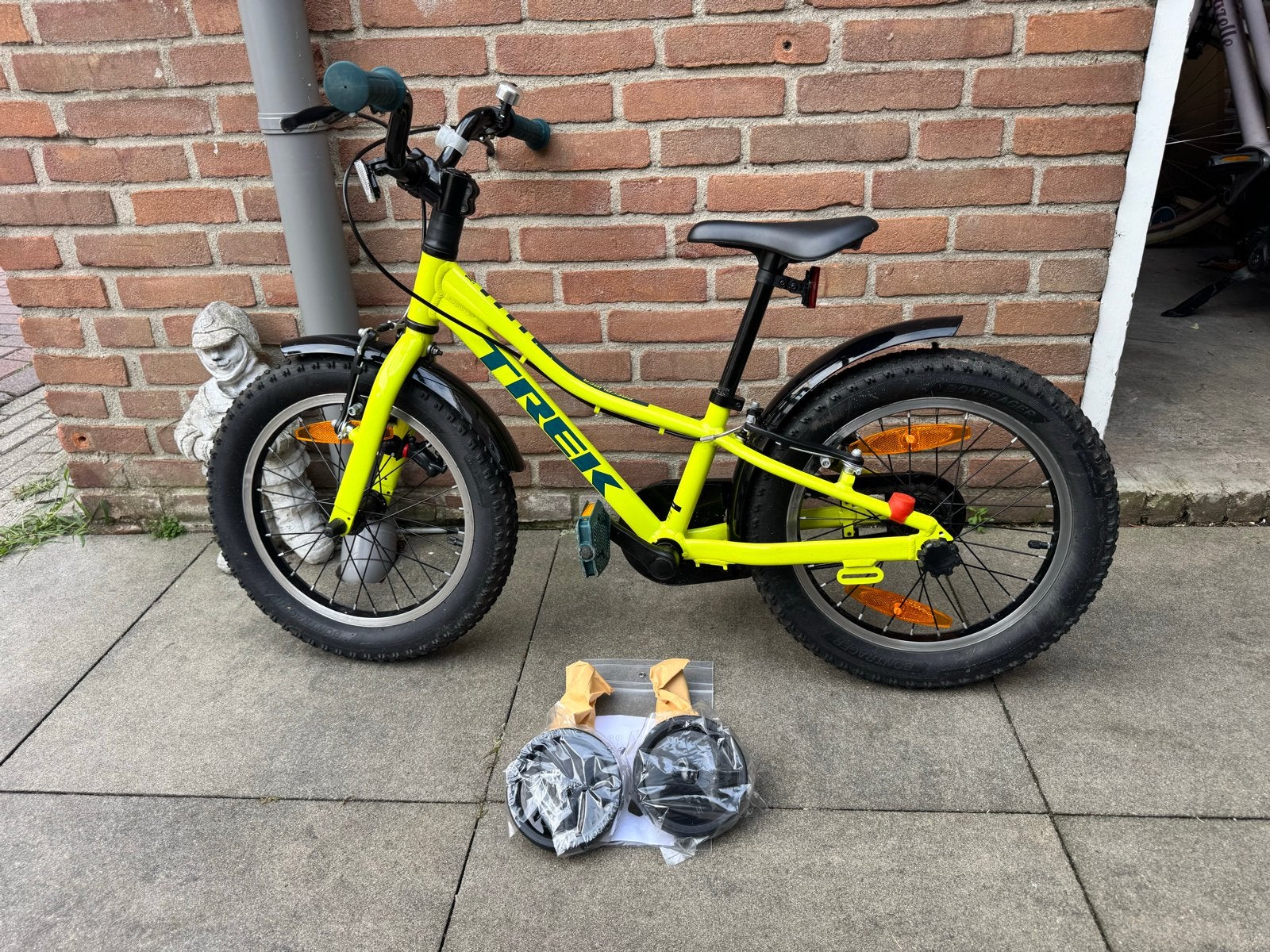Trek Precaliber 16 inch kinderfiets met zijwieltjes, Fietsen en Brommers, Ophalen, Zijwieltjes, Velgrem, 16 tot 20 inch