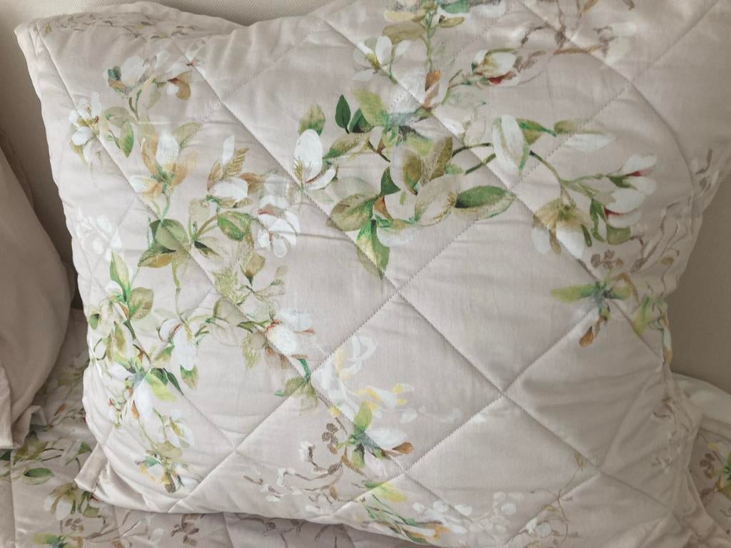 Sheridan doorgestikte sprei met bloemen en 2 kussenslopen, Ophalen of Verzenden, Nieuw, Roze, Deken of Dekbed