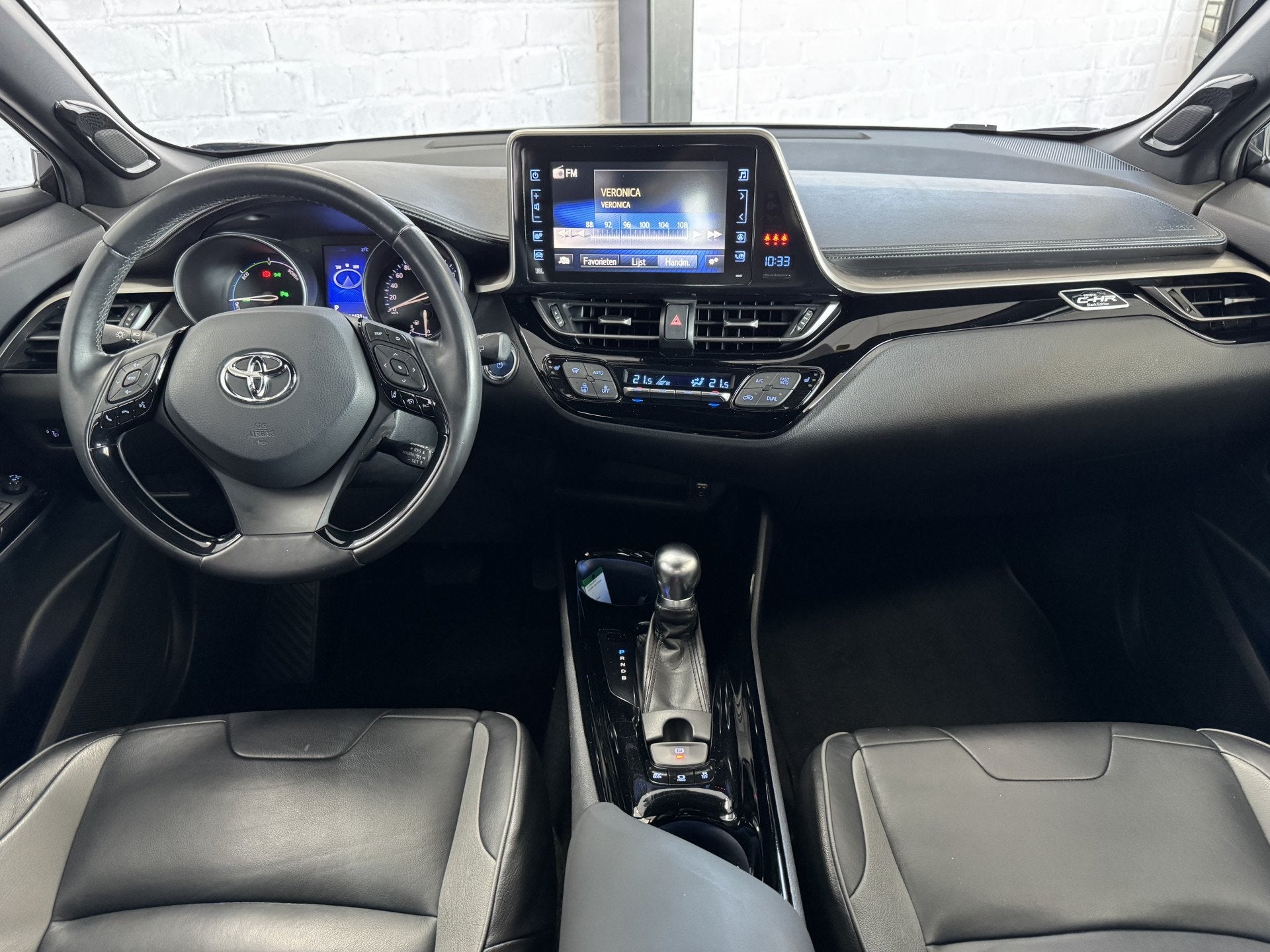 Toyota C-HR 1.8 Hybrid Black Edition JBL ACC Trekhaak, Auto's, 4 cilinders, Zwart, 26 km/l, Hybride Elektrisch/Benzine
