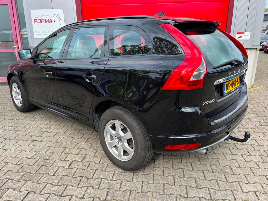 Volvo XC60 2.0 D3 150pk FWD Nordic+ 8 traps Automaat / Trekh, Auto's, Volvo, Automatische klimaatregeling, Stof, 4 cilinders, Zwart