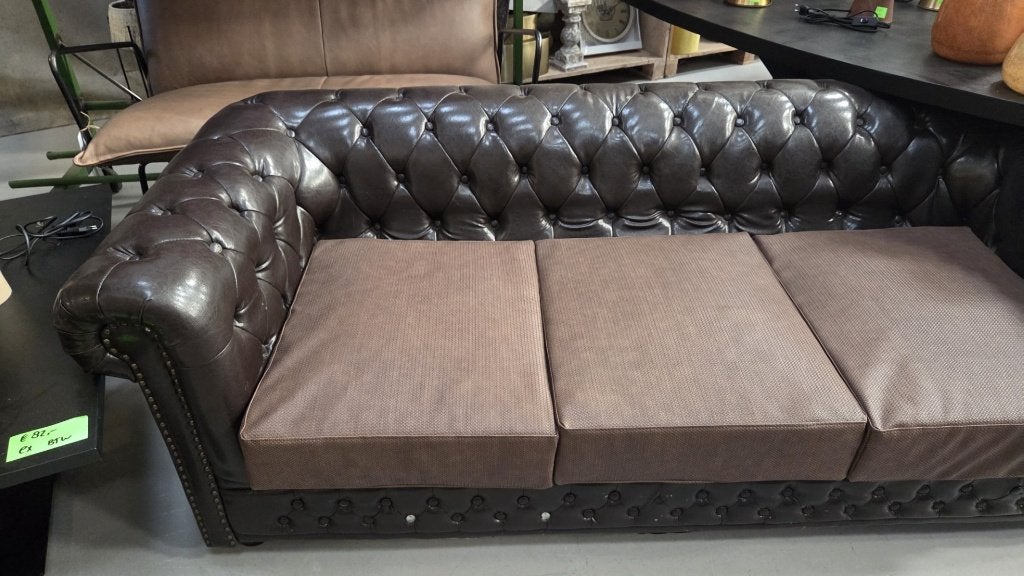 Stoere Chesterfield stijl bank donkerbruin geleefd mancave, Ophalen, Gebruikt, Leer, 75 tot 100 cm