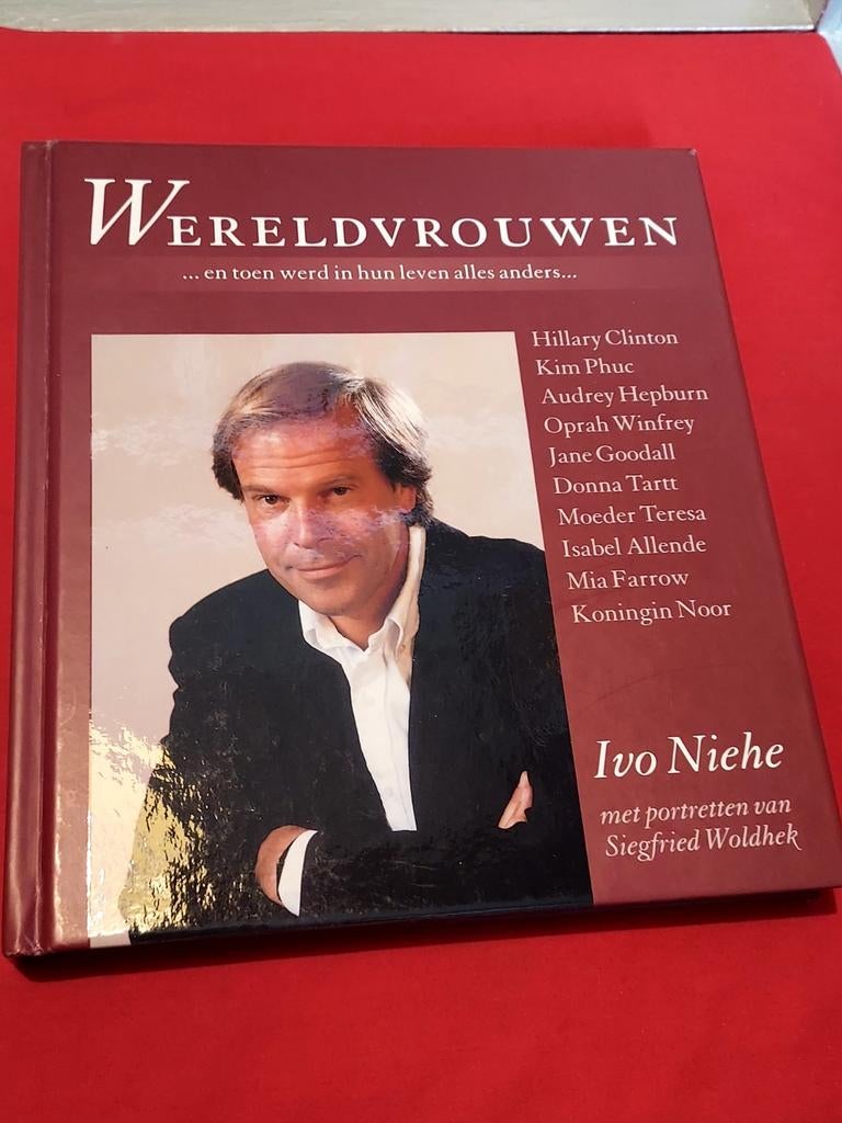 GESIGNEERD Wereldvrouwen en toen werd ... Ivo Niehe., Ophalen of Verzenden, Gelezen
