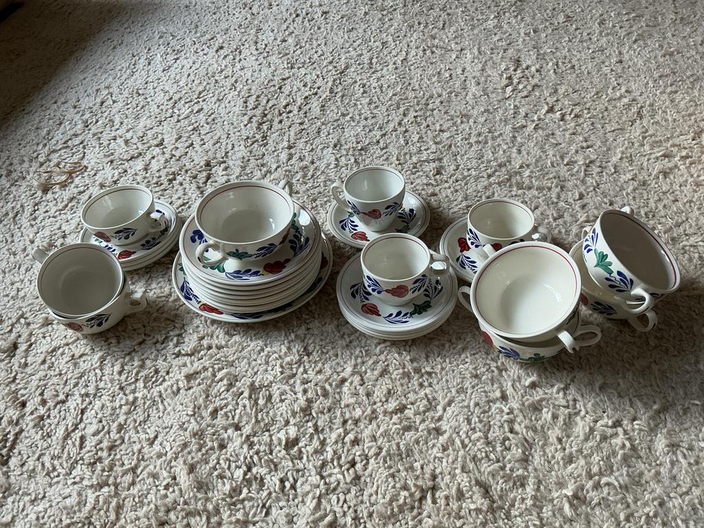 Vintage brabants bont servies  opbrengst giro 555, Huis en Inrichting, Keuken | Servies, Gebruikt, Keramiek, Ophalen of Verzenden