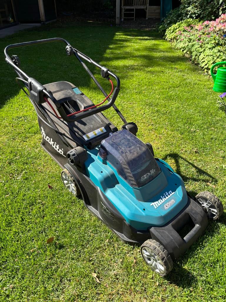 Makita DLM432 36V (2x 18V) Accu Grasmaaier - ZGAN, Ophalen, Cirkelmaaier, Accu-grasmaaier, Zo goed als nieuw