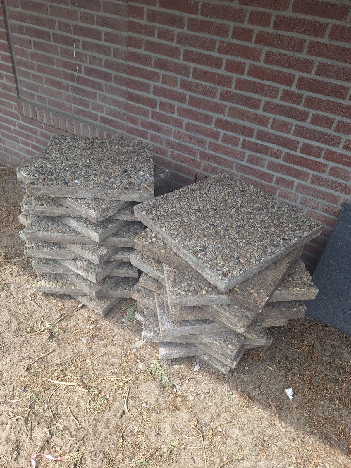 Gratis ophalen stapel 24 grote grindtegels 50x50 cm, Ophalen, Gebruikt, Beton, Terrastegels