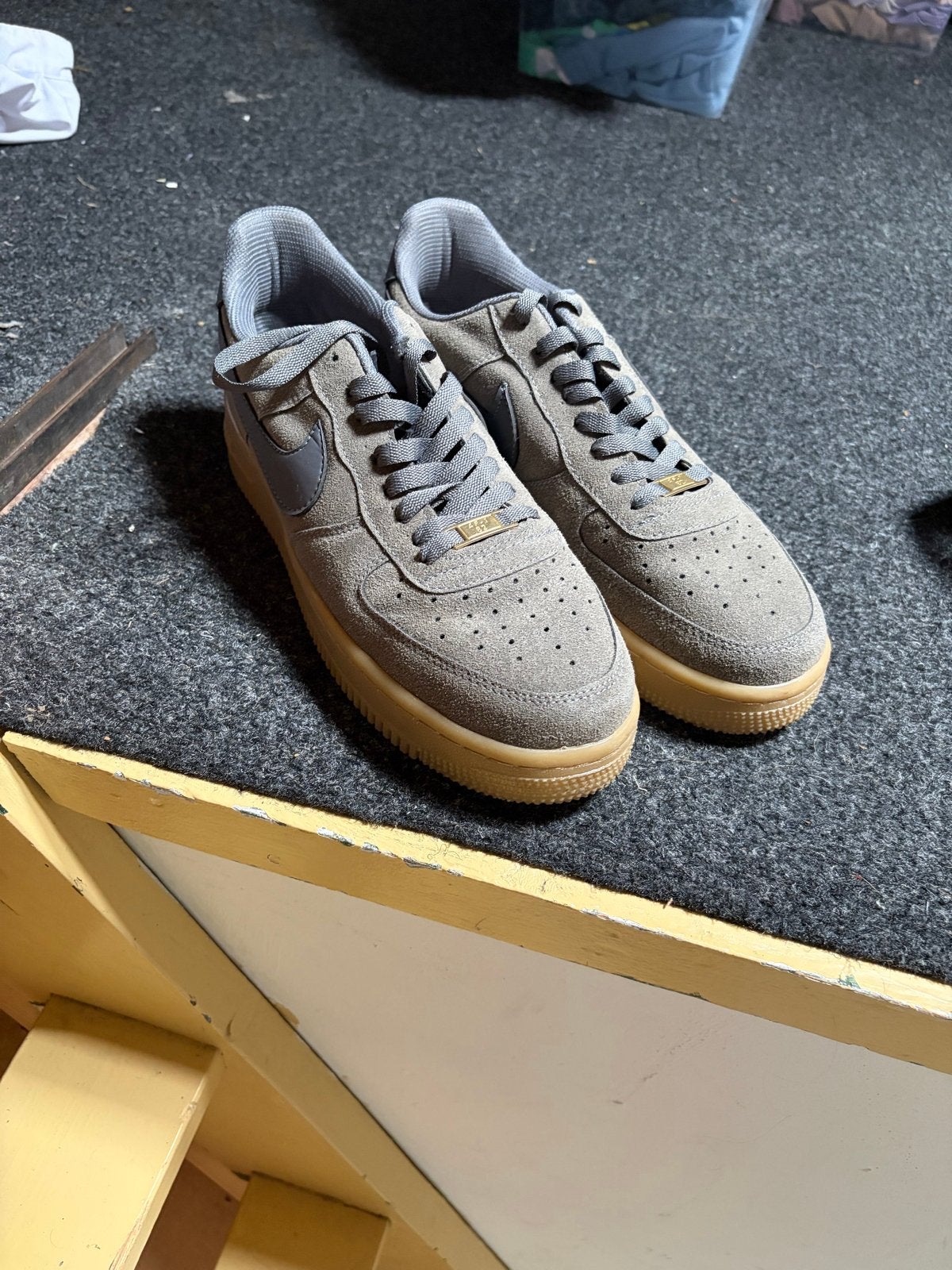 Nike Air Force 1 Low '07 LV8 Suede Grijs, Ophalen of Verzenden, Zo goed als nieuw, Overige kleuren, Sneakers of Gympen