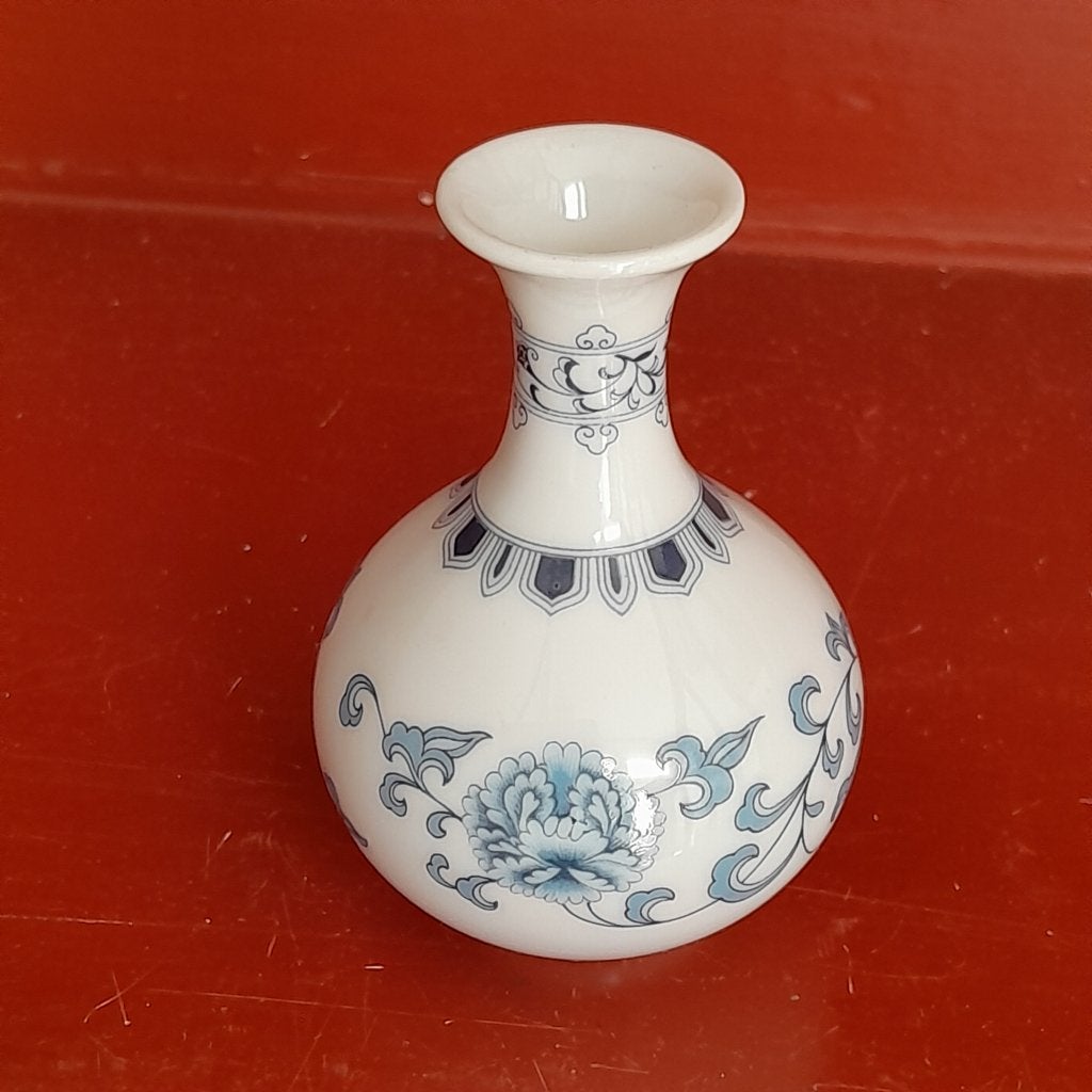 Klein vaasje, wit met blauw decor, Wit, Aardewerk of Porselein, Ophalen of Verzenden, Zo goed als nieuw
