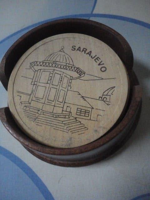 houten ONDERZETTERS / coasters + fraaie HOUDER, Sarajevo, Huis en Inrichting, Glasonderzetter, Ophalen of Verzenden, Zo goed als nieuw