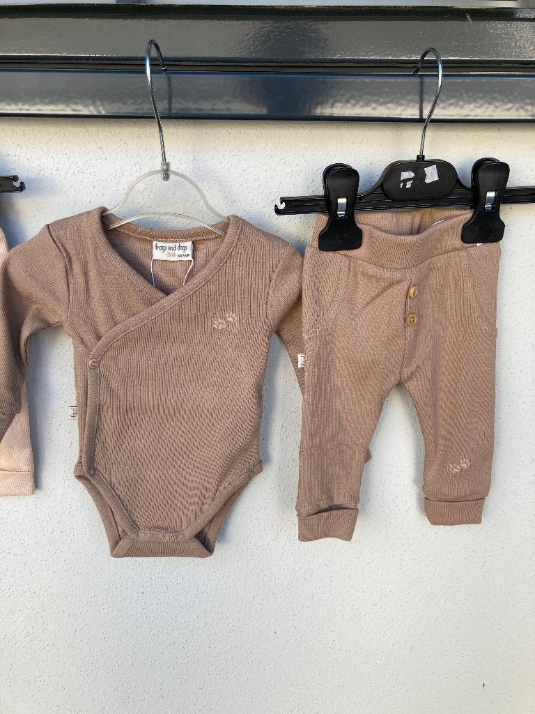 FROGS AND DOGS setje taupe nieuw mt 56, Nieuw, Ophalen of Verzenden, Setje, Frogs and dogs