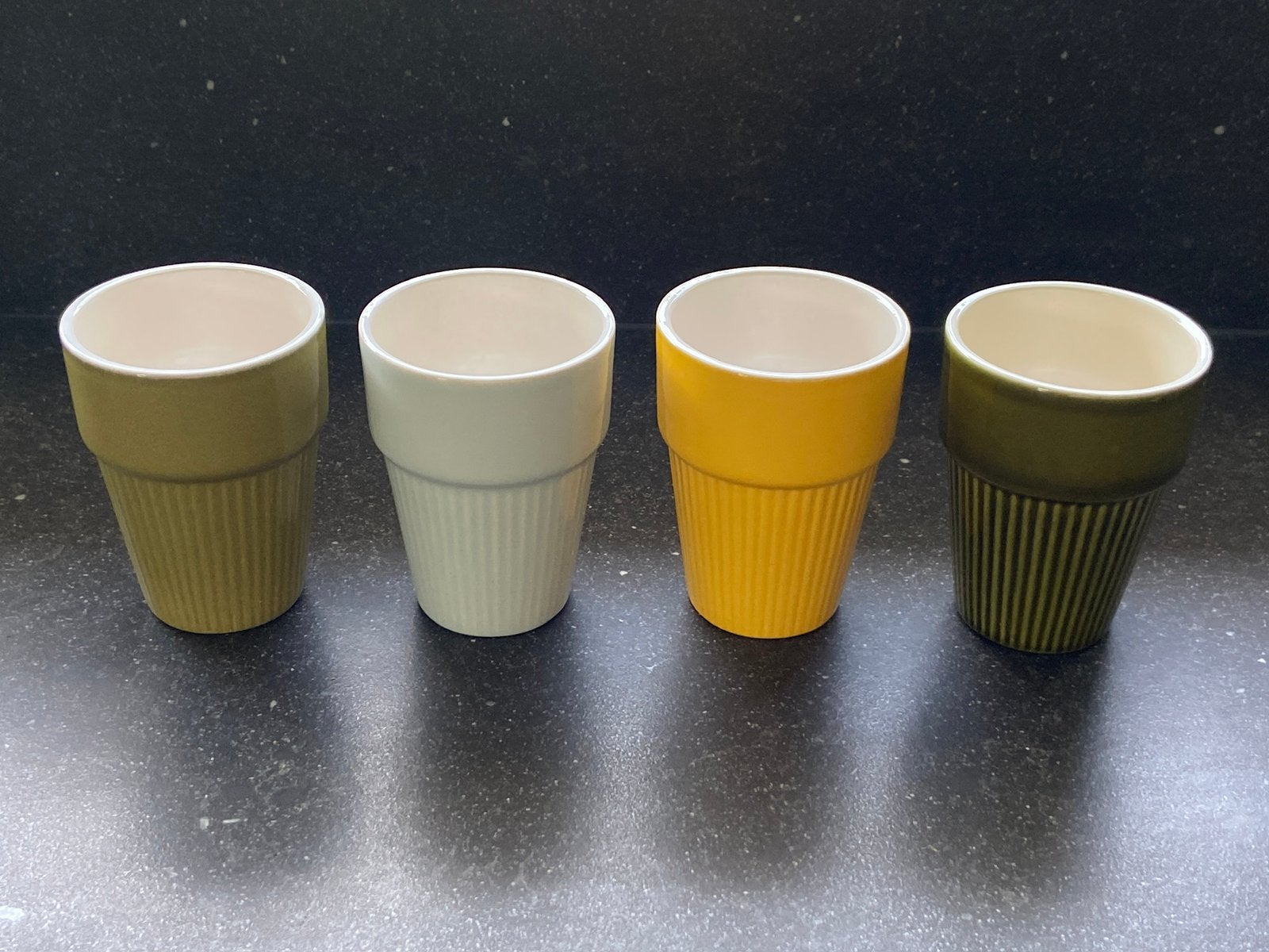 4 vintage melkbekers puntgaaf geel groen aardewerk ribbels, Antiek en Kunst, Curiosa en Brocante, Ophalen of Verzenden