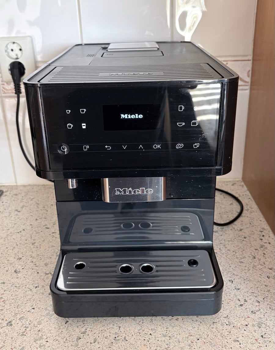 Miele CM 6160 zwart koffiezetapparaat (slechts 1425 kopjes), Ophalen of Verzenden, Zo goed als nieuw, Koffiemachine, Koffiebonen