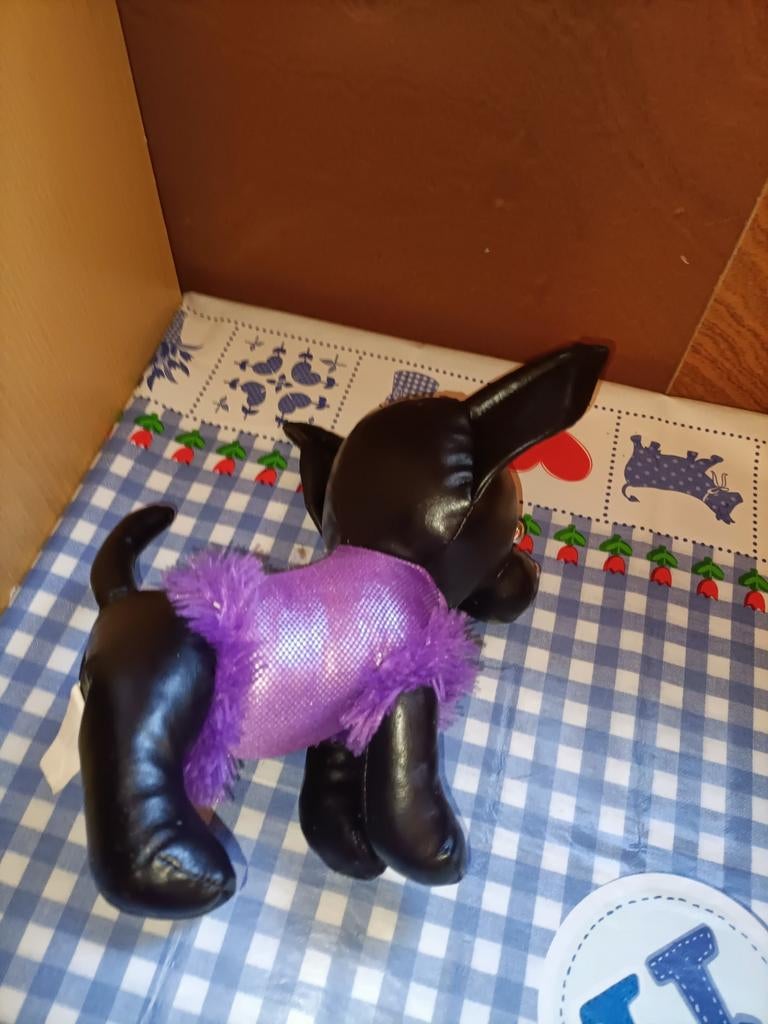 Chihuahua knuffel zwart met paarse jas 25 cm breed, Ophalen of Verzenden, Zo goed als nieuw, Overige typen