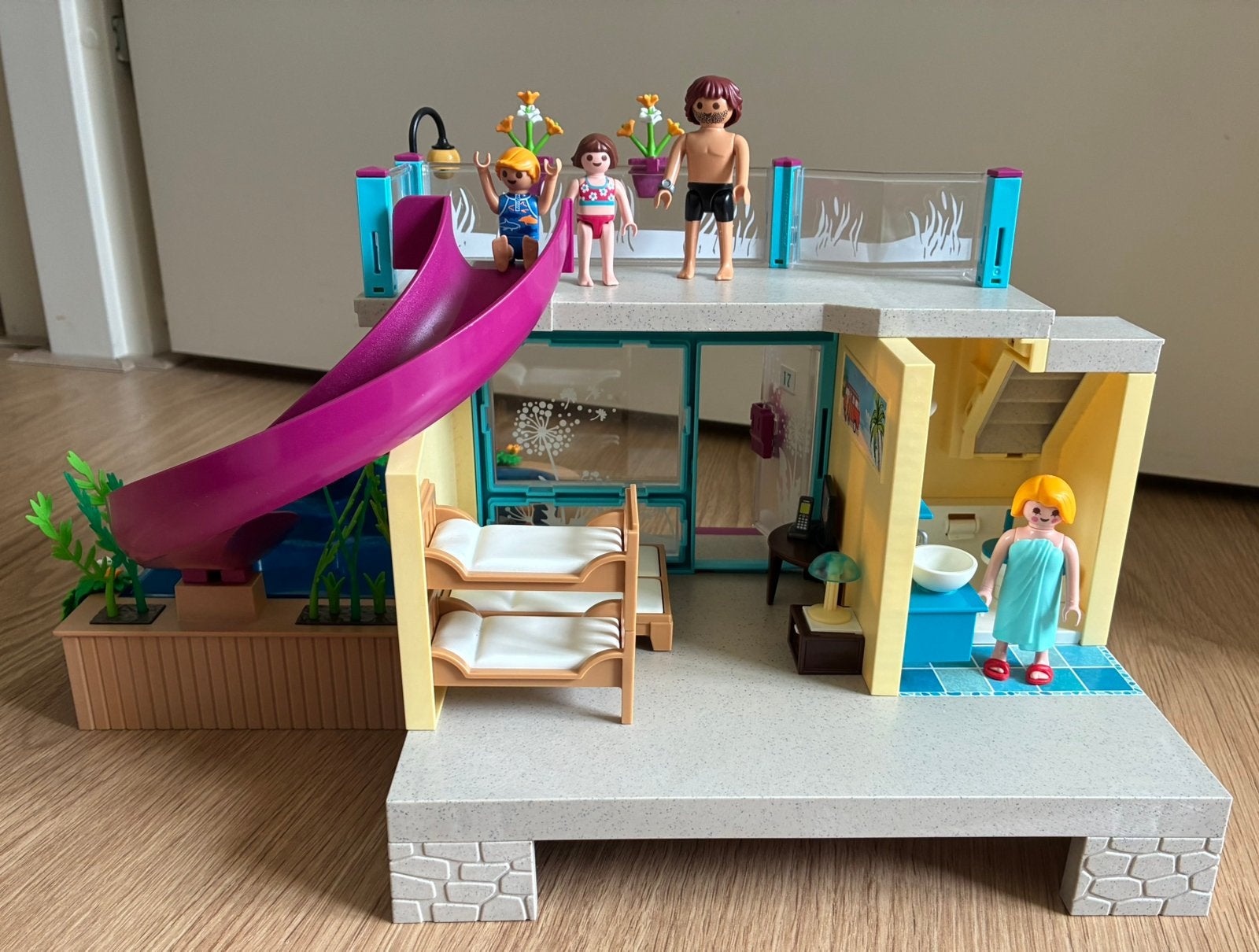 Foto 2 van Playmobil 70435 Bungalow met Zwembad