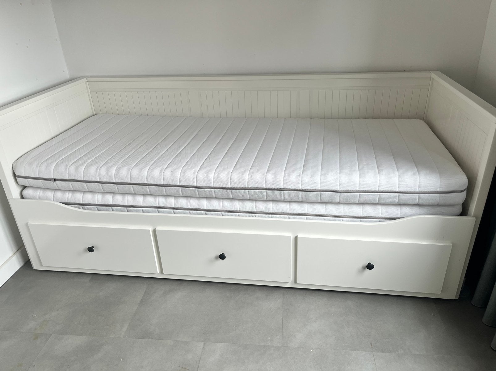 Hemnes bedbank Ikea met 3 lades en 2 matrassen  80x200cm., Ophalen, Wit, Tweepersoons, Zo goed als nieuw