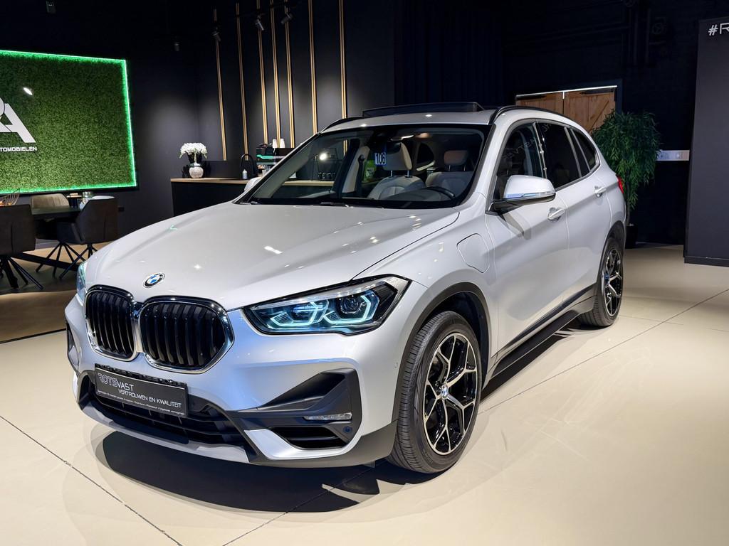 BMW X1 xDrive25e LED|Pano|Leer|ACC|Trekhaak! Zilver, Auto's, BMW, Gebruikt, Huisgarantie, Met garantie (alle), Leder