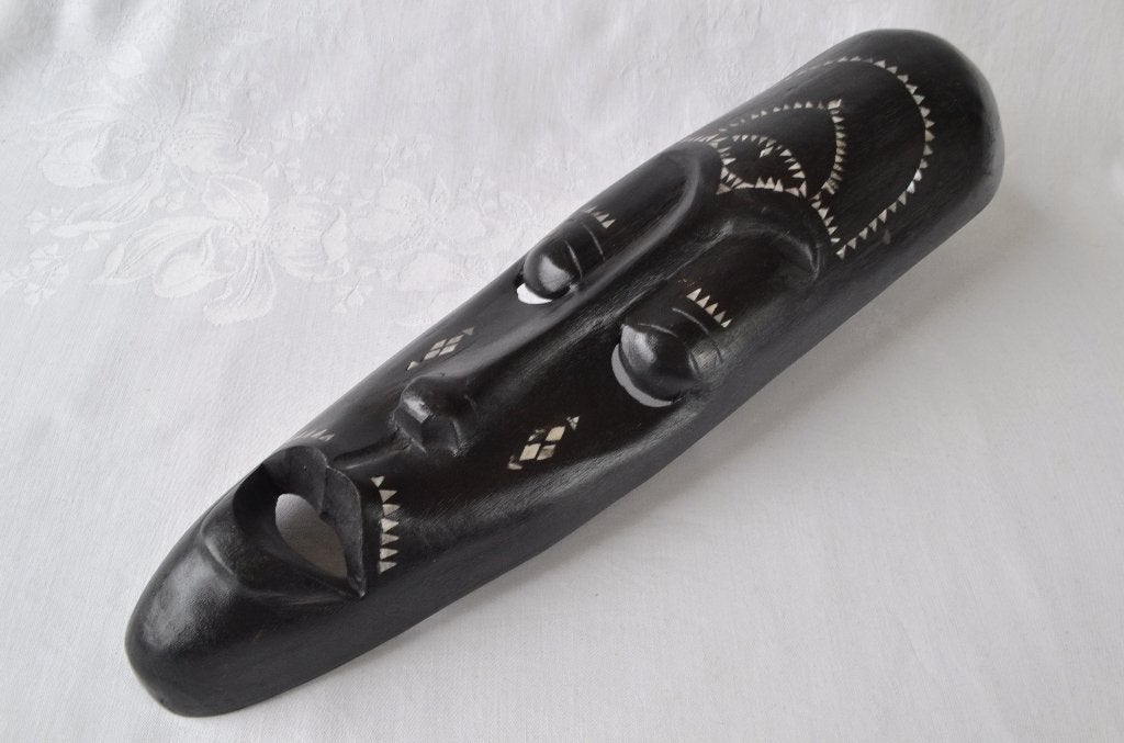 Afrikaans zwart houten Masker, ingelegd met parelmoer, 48 cm, Antiek en Kunst, Hout, Overige stijlen, Afrika, Masker