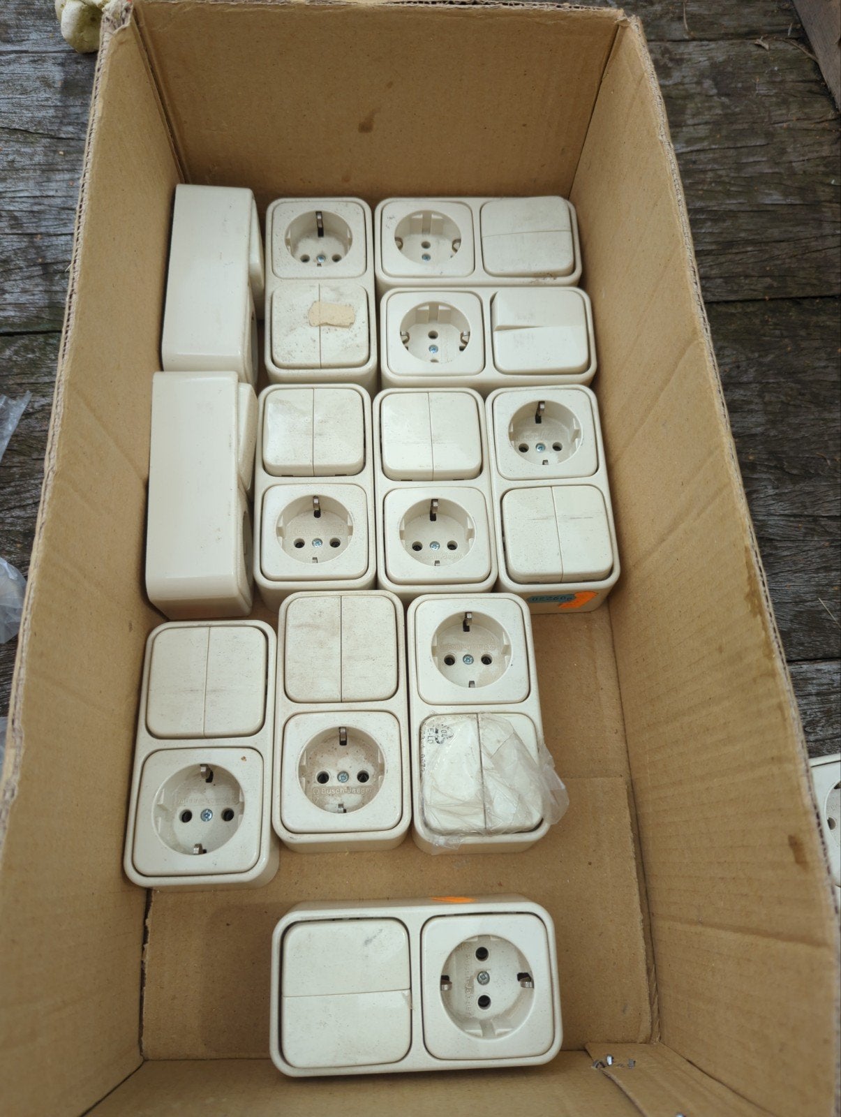 stopcontacten met dubbele schakelaar geaard ongebruikt 12x, Ophalen of Verzenden, Nieuw, Busch-Jaeger, Schakelaar