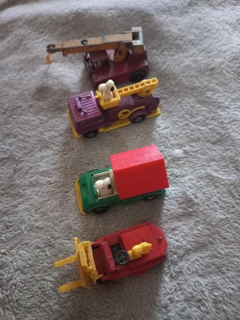 Miniatuur auto's jaren 70 met Snoopy en Woodstock, Verzamelen, Stripfiguren, Gebruikt, Beeldje of Figuurtje, Snoopy, Ophalen of Verzenden