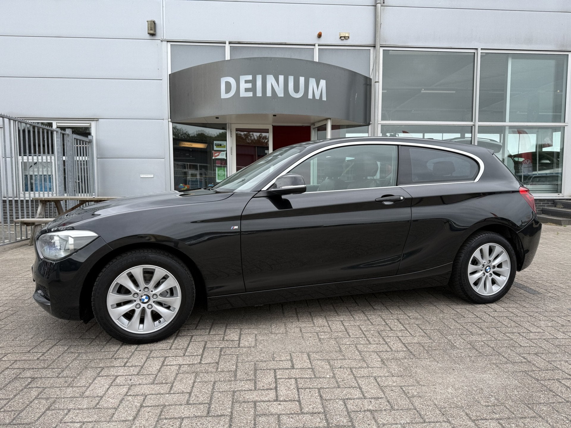 BMW 1-serie 114i Business Leder comfintr, Navigatie, Trekhaa, Achterwielaandrijving, Gebruikt, Zwart, 4 cilinders