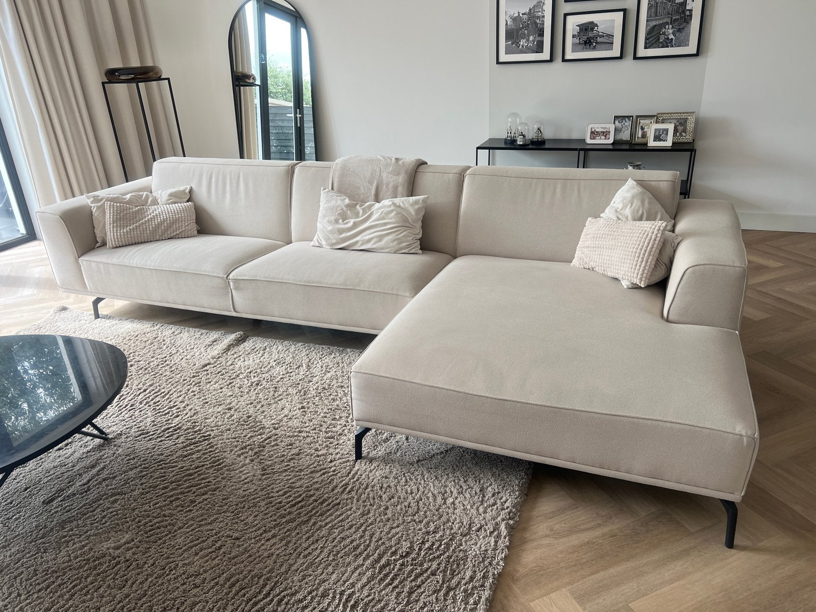 Moderne beige hoekbank met chaise longue - Wooon Alkmaar, Huis en Inrichting, Ophalen, Gebruikt, Hoekbank, 300 cm of meer