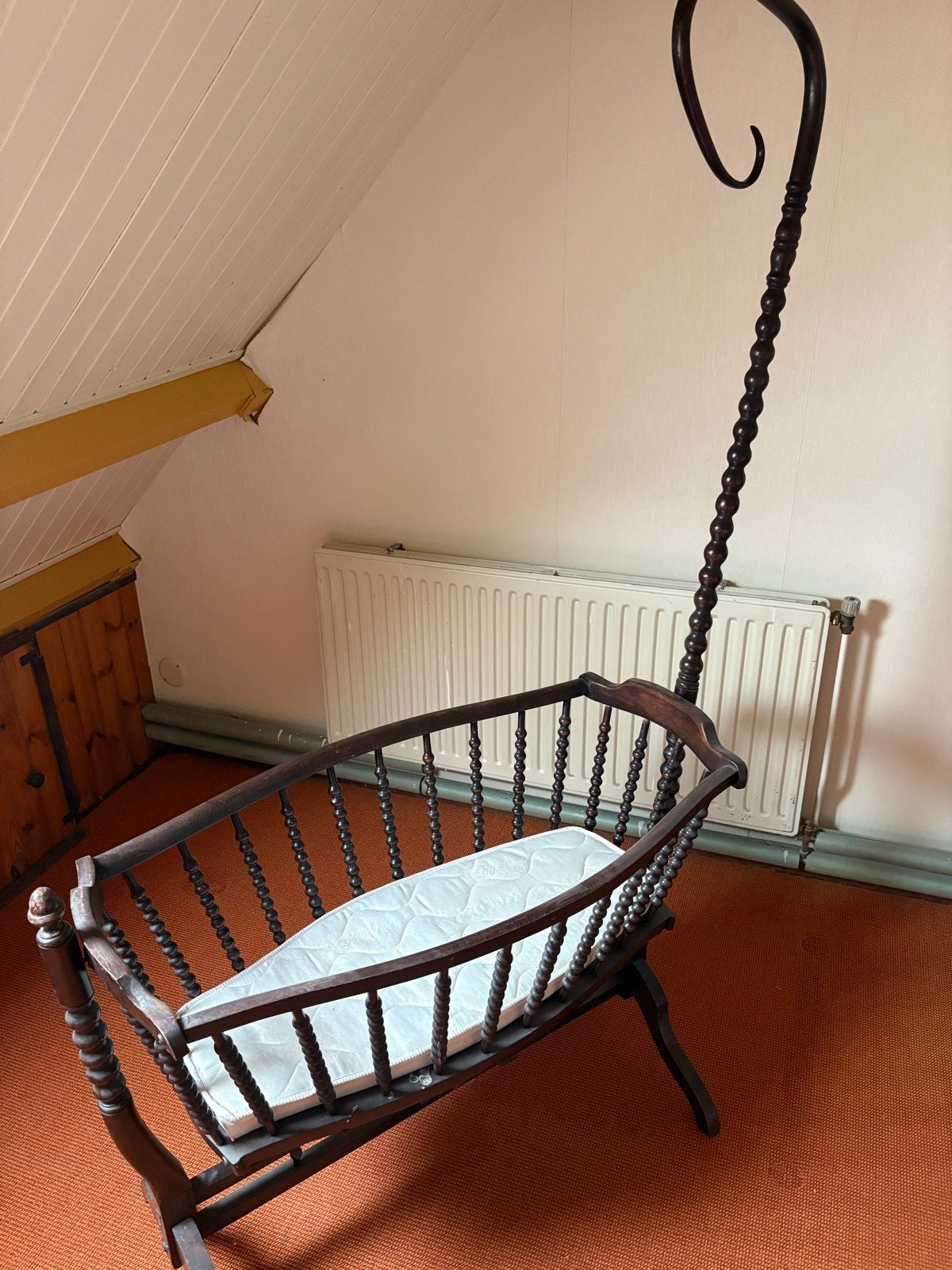 Antieke houten wieg met spijlen en matras, Ophalen