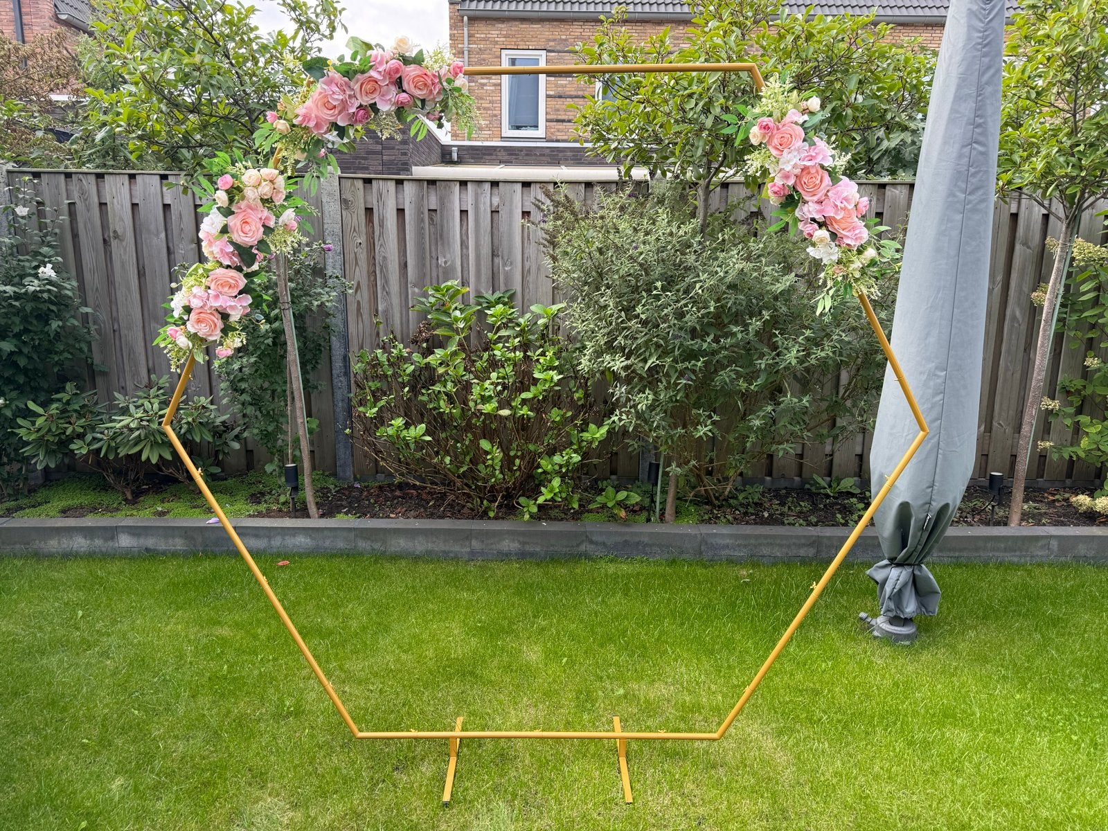 Gouden Hexagon Trouwboog met Roze Bloemen, Ophalen of Verzenden, Zo goed als nieuw, Versiering, Geboorte of Huwelijk