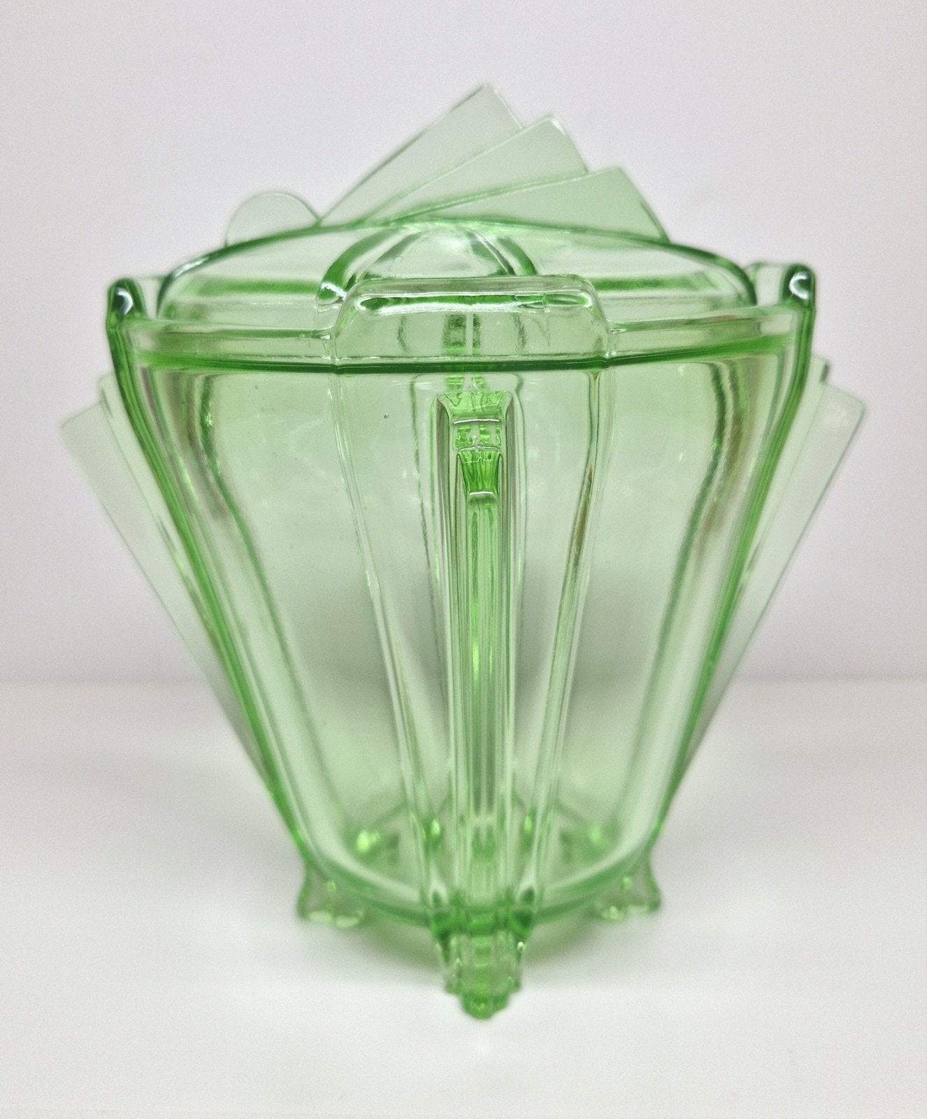 Groene persglazen Art Deco dekselpot Tsjecho-Slowakije 1930., Ophalen