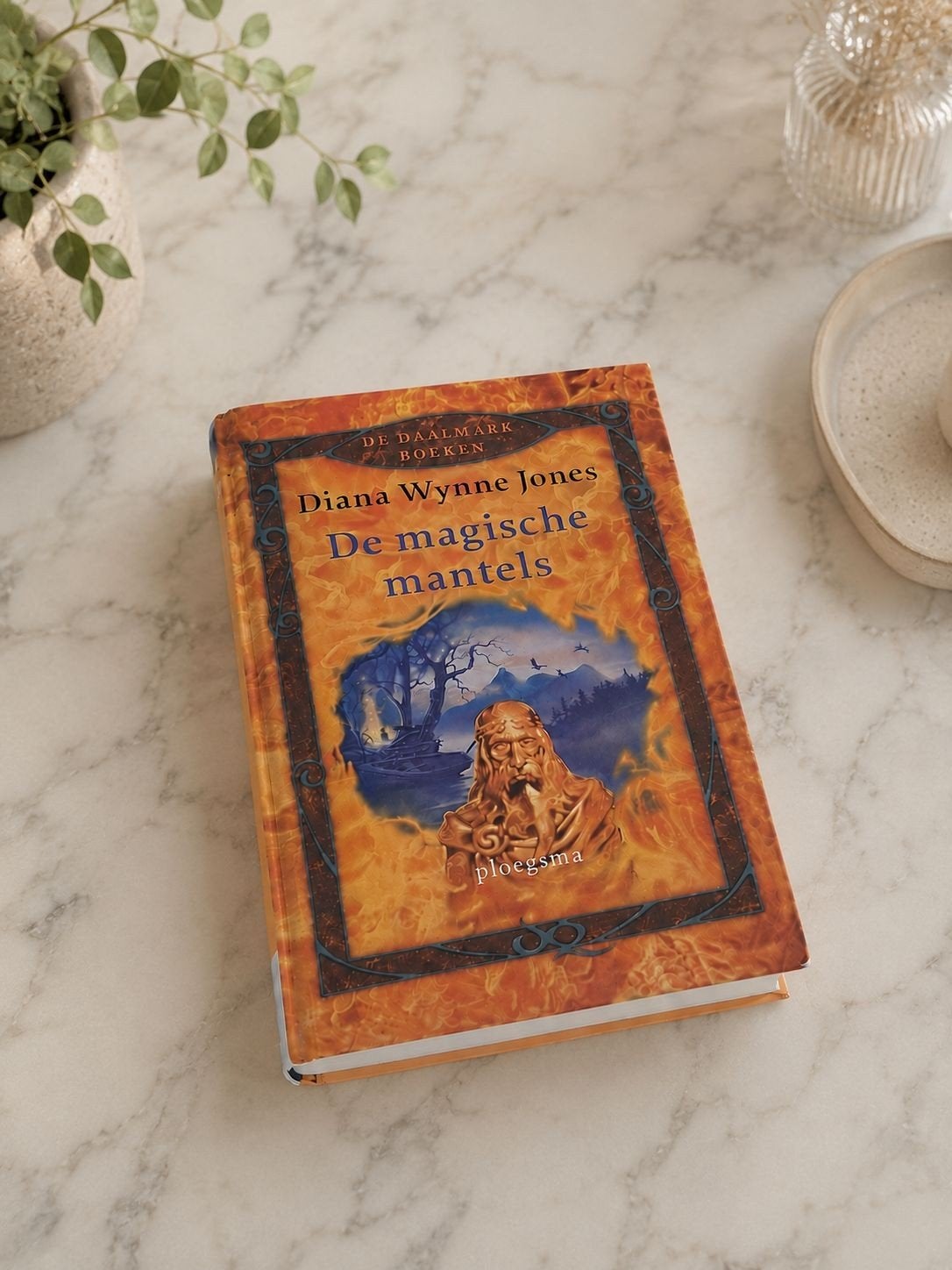 De magische mantels - Diana Wynne Jones (De Daalmark Boeken), Boeken, Ophalen of Verzenden, Zo goed als nieuw, Diana Wynne Jones