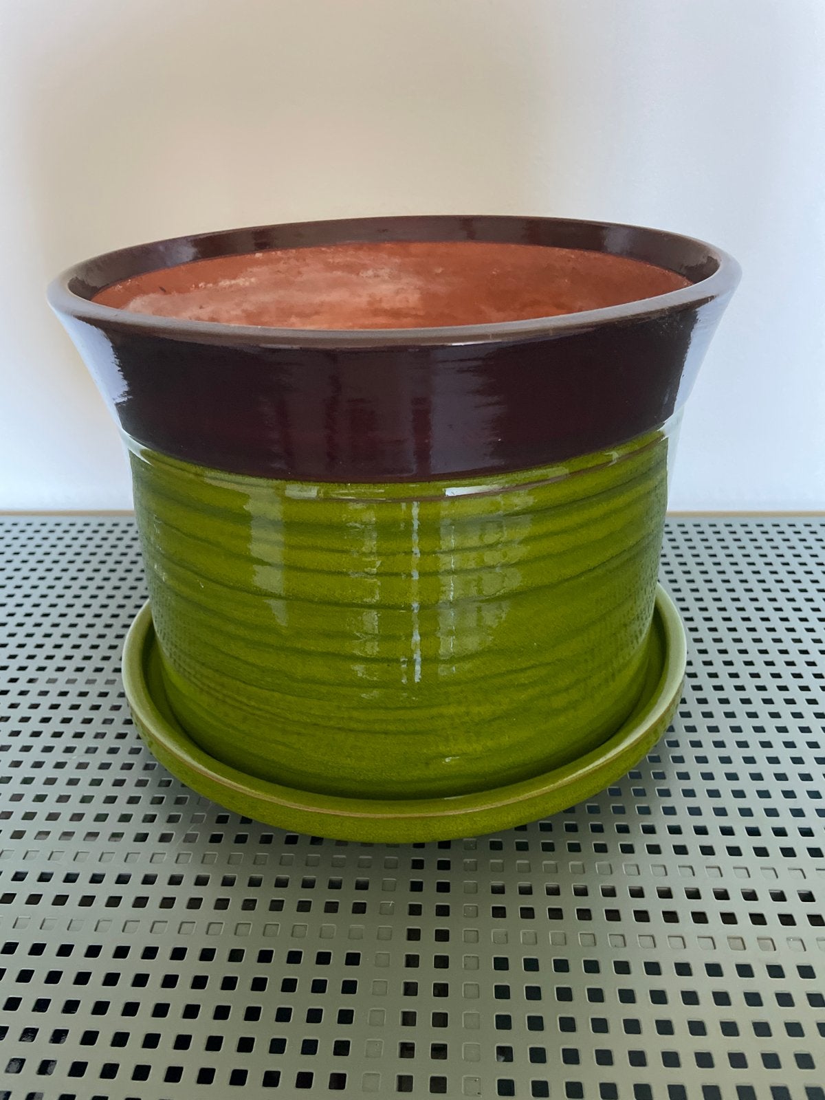 Groene bruine bloempot met schotel retro-look, Rond, Binnen, Zo goed als nieuw, Minder dan 40 cm