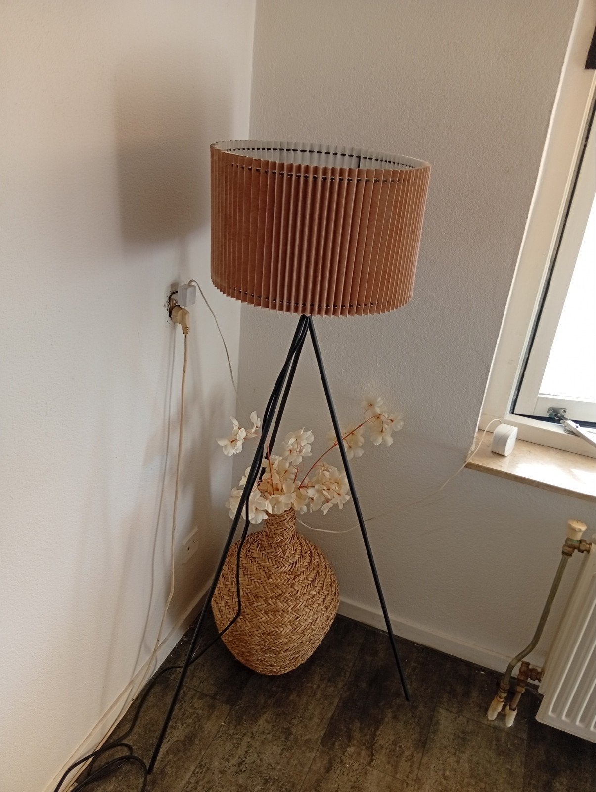 Stijlvolle staande lamp met houten kap, Huis en Inrichting, Modern, Scandinavisch, 100 tot 150 cm, Ophalen of Verzenden, Zo goed als nieuw