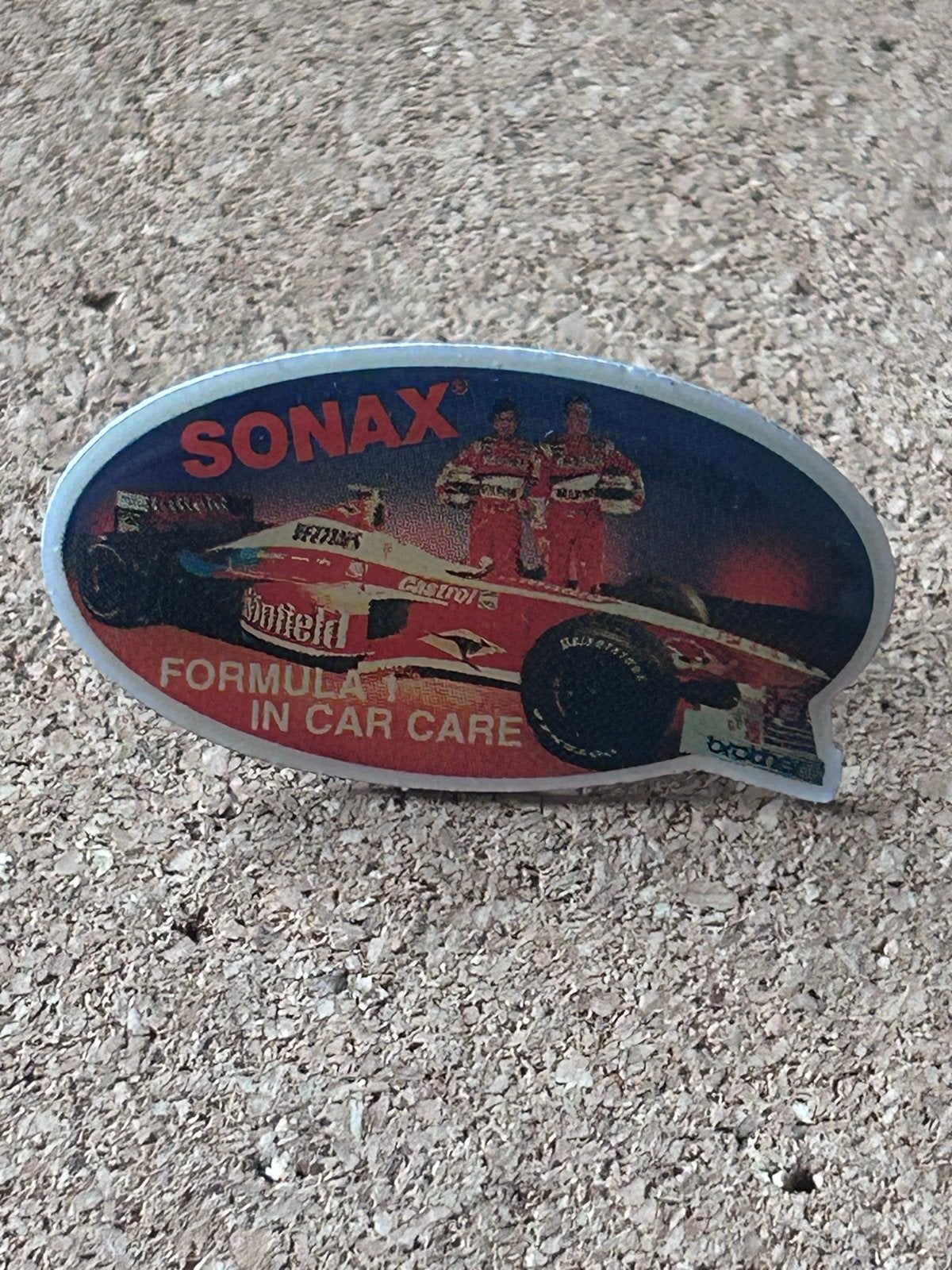 Vintage Sonax Formule 1 pin - Zeldzaam verzamelobject, Ophalen of Verzenden, Gebruikt, Sport, Speldje of Pin