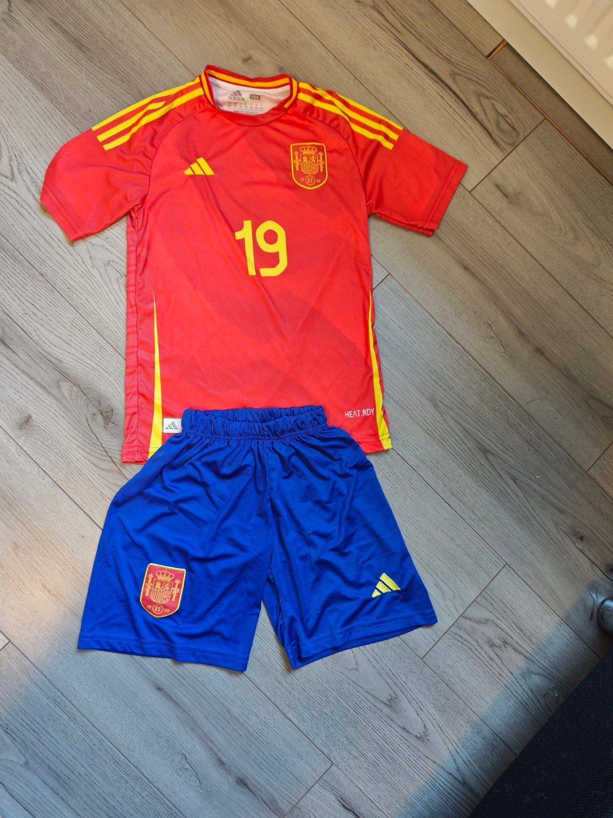 Spanje Thuistenue Lamine Yamal - Maat 164, Adidas, Ophalen of Verzenden, Zo goed als nieuw, Setje