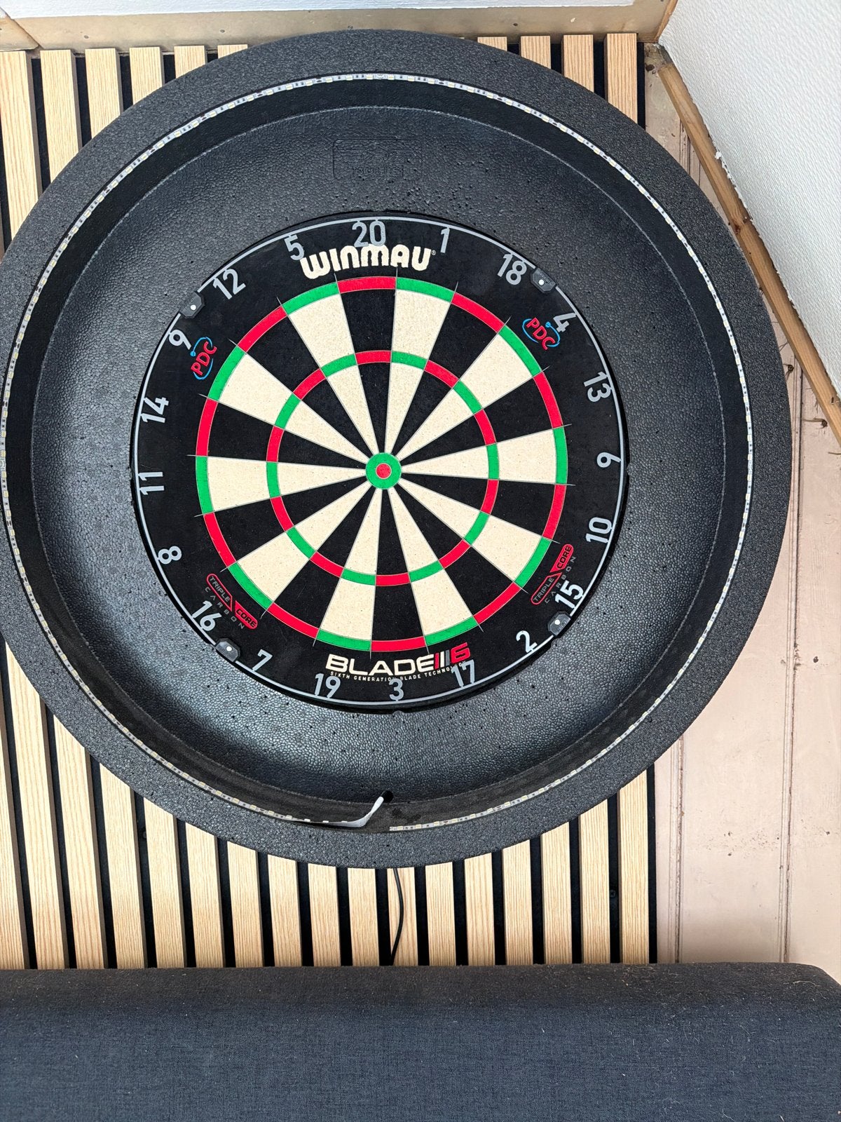 Winmau Blade 6 dartbord met surround, Ophalen of Verzenden, Zo goed als nieuw, Dartbord met pijlen