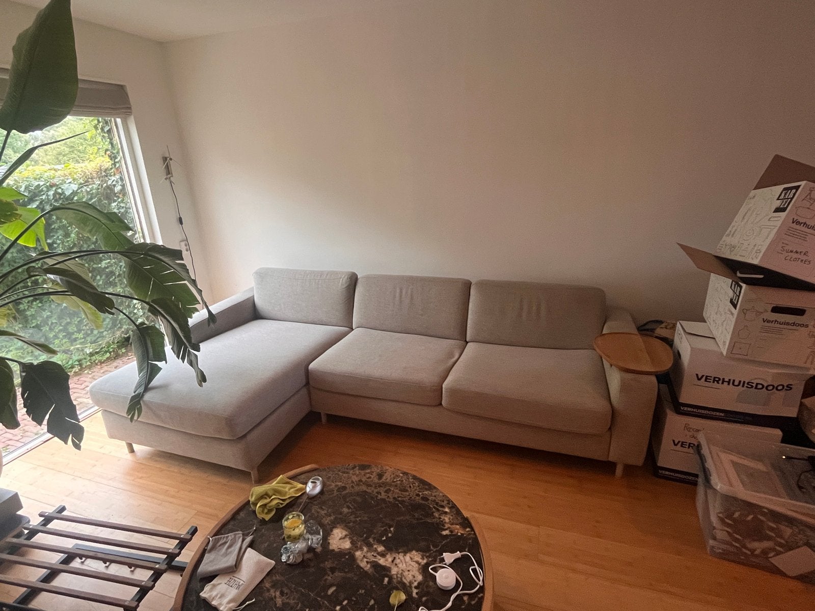 Bolia slaapbank met chaise longue & houten arm tafel, Ophalen, Gebruikt, Beige, Tweepersoons