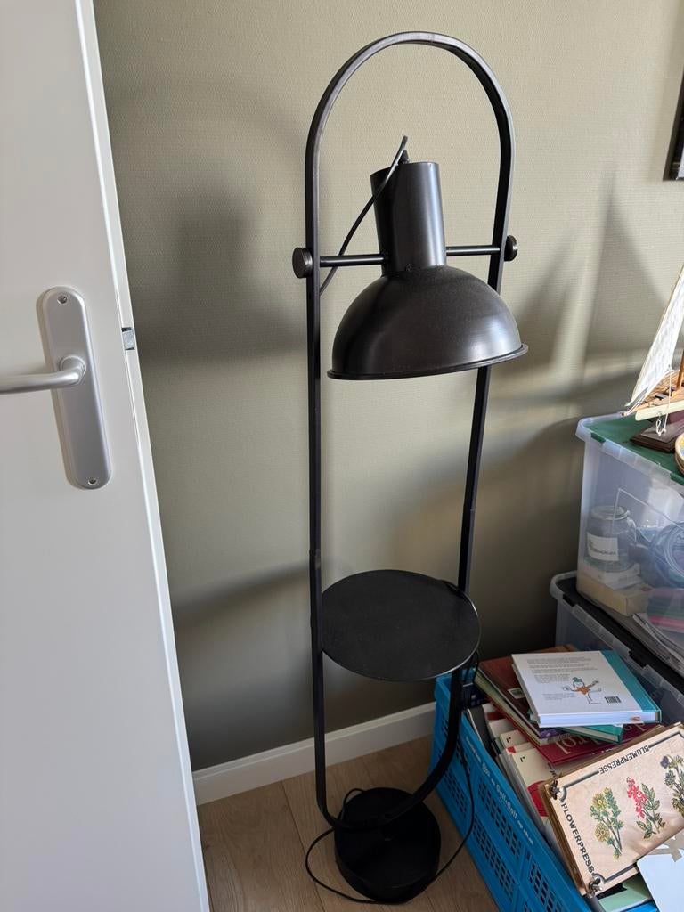 Zwarte vloerlamp met tafel, Huis en Inrichting, Lampen | Vloerlampen, Ophalen, Gebruikt, Metaal, 150 tot 200 cm