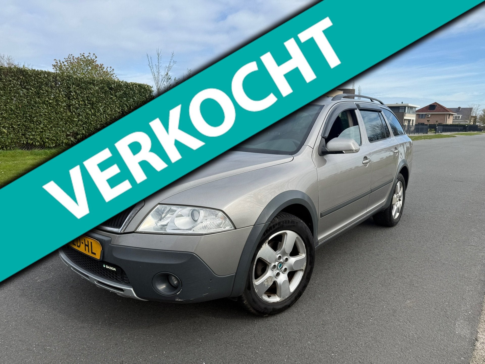 Skoda Octavia Combi 2.0 FSI Scout NAP/CLIMA/4X4/APK 3-2027, Gebruikt, 4 cilinders, 1465 kg, Beige