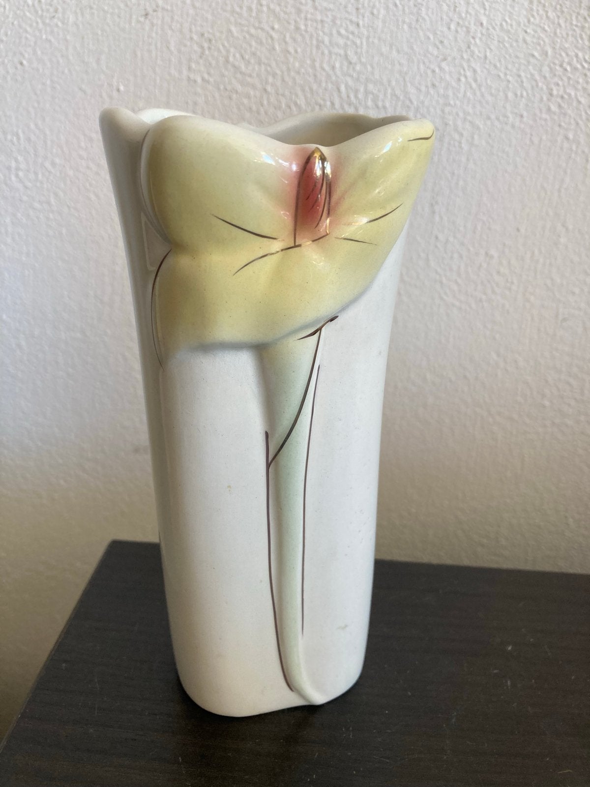 Art Nouveau Calla Lelie Aardewerk Vaasje met Goudaccenten, Ophalen of Verzenden