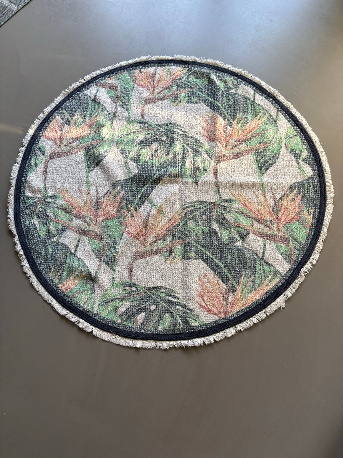 Rond vloerkleed met tropische print - Zo goed als nieuw, Minder dan 50 cm, Rond, Ophalen of Verzenden, Zo goed als nieuw