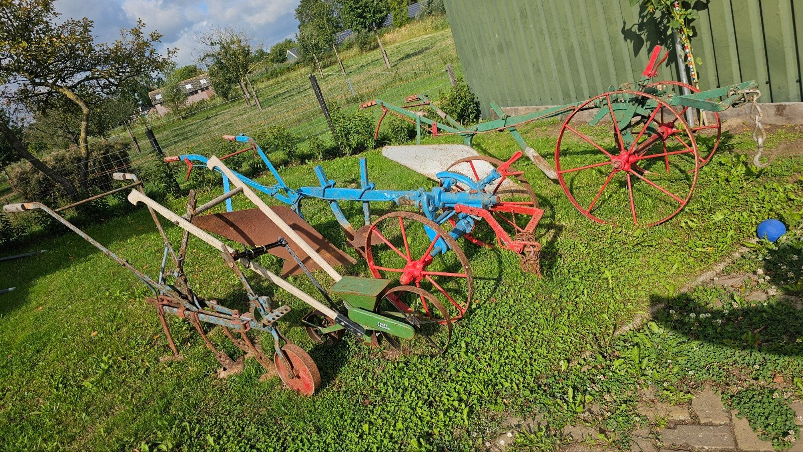 Oude landbouwwerktuigen: ploegen en zaaimachine, Ophalen, Akkerbouw, Grondbewerking
