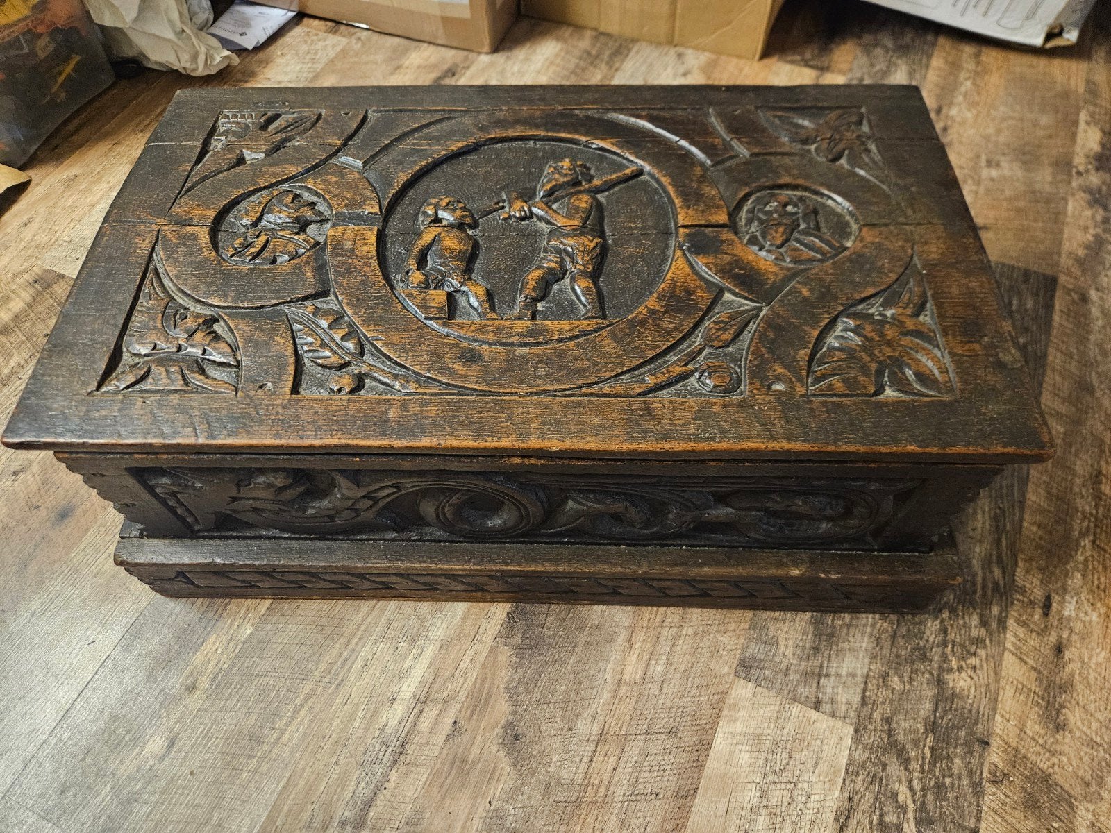 Antieke houten kist met gedetailleerd houtsnijwerk, Ophalen of Verzenden