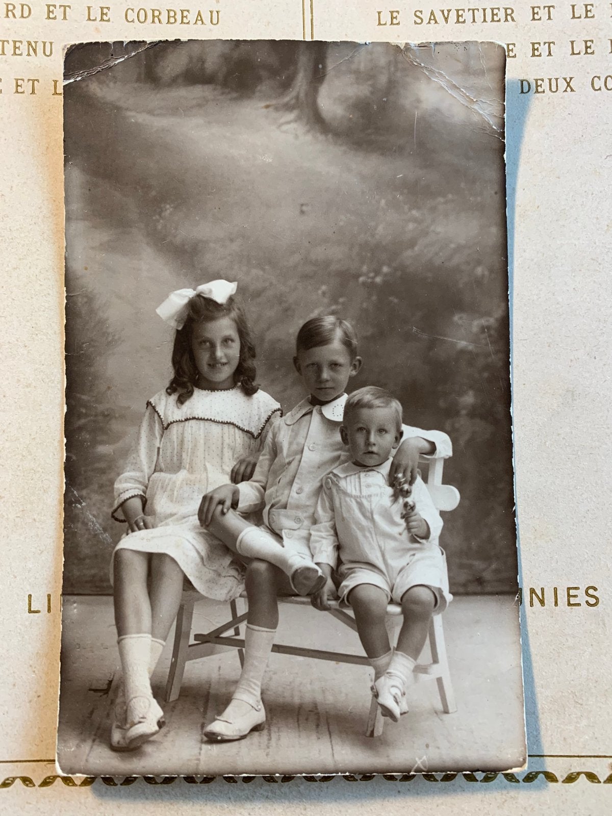 26-6-1919 Foto - Zus en twee broertjes (NN), Verzamelen, Gebruikt, Foto, Ophalen of Verzenden, Voor 1940