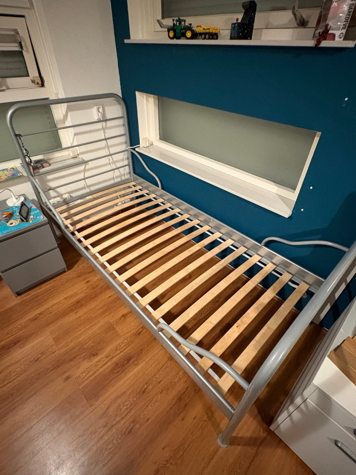 Bedframe met nieuw IKEA matras 90x200, Huis en Inrichting, Slaapkamer | Bedden, Ophalen, 90 cm, Eenpersoons, Zo goed als nieuw