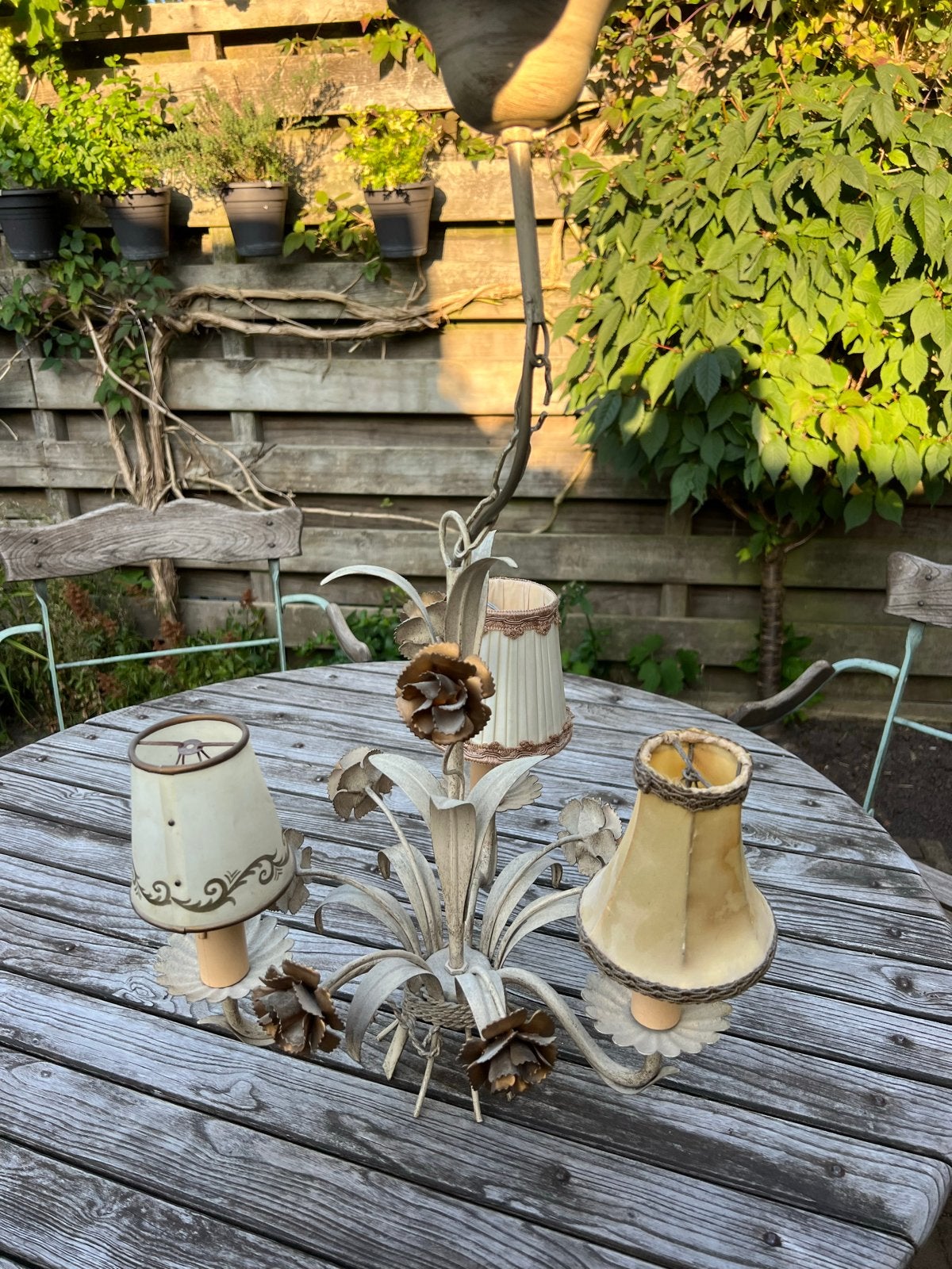 Vintage kroonluchter met 3 lampen en bloemdetails, Ophalen