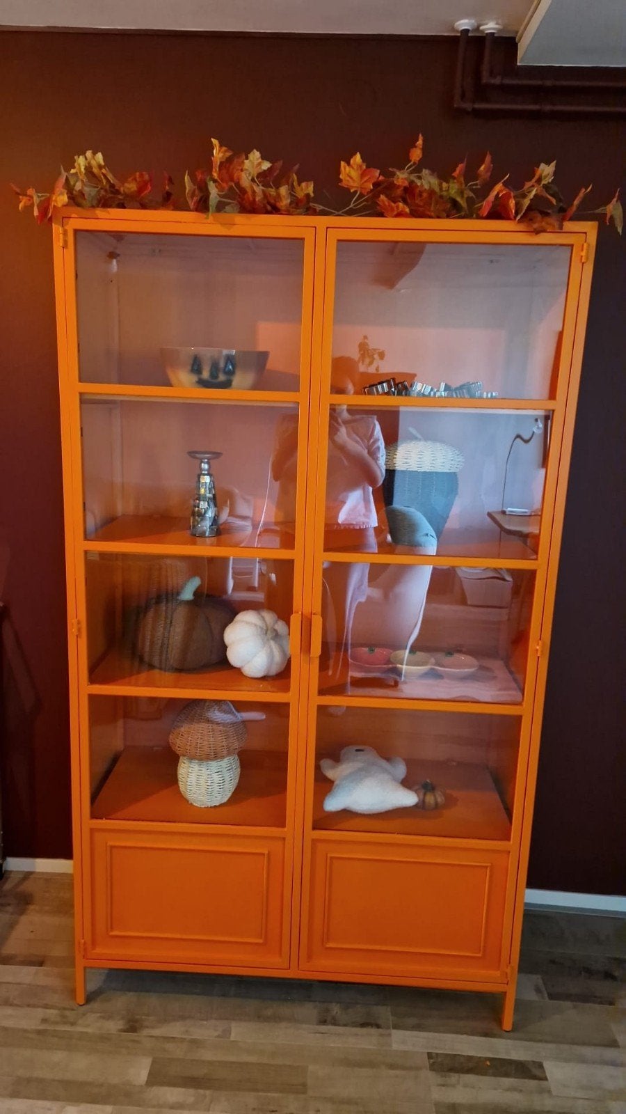 Grote oranje metalen buffetkast - vitrinekast, Met deur(en), Ophalen of Verzenden, Zo goed als nieuw, Metaal