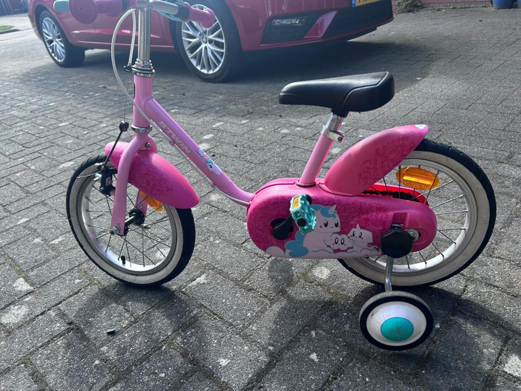 Roze kinderfiets Btwin 16 inch met zijwieltjes, Fietsen en Brommers, Terugtraprem, Zijwieltjes, Gebruikt, Ophalen of Verzenden