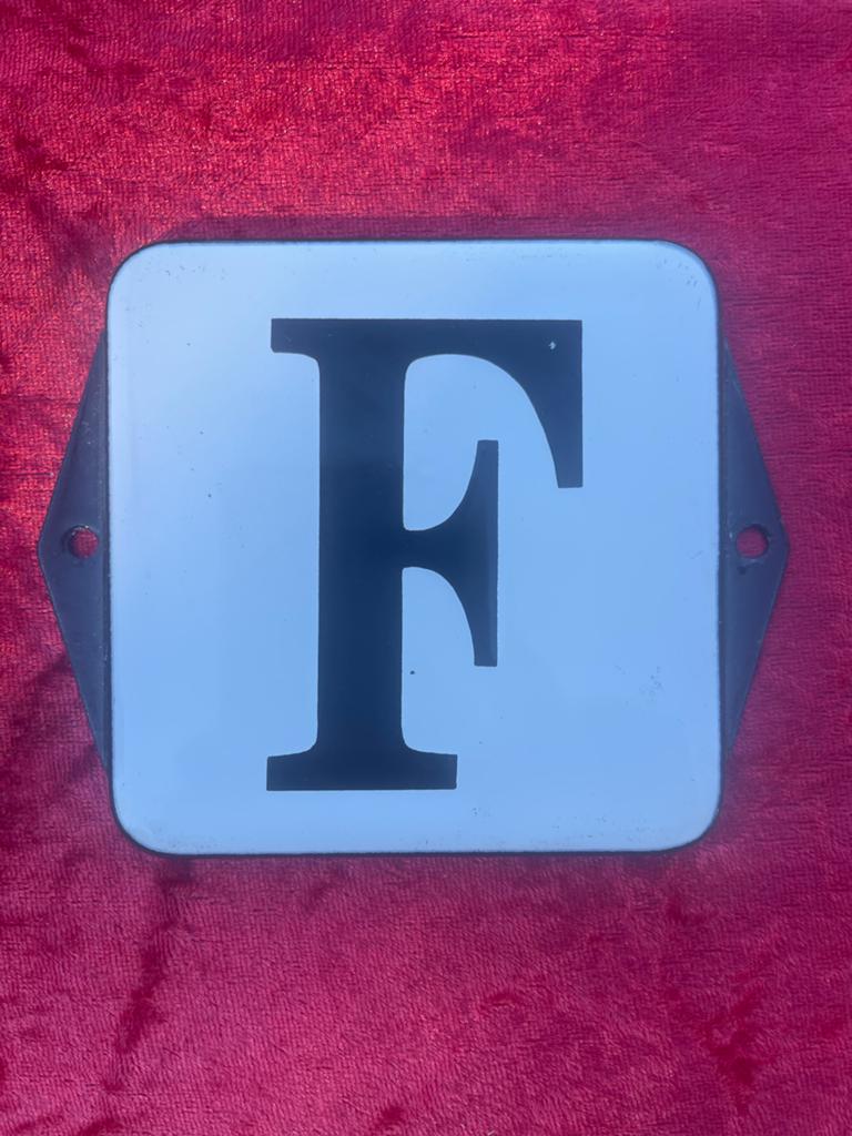 Vintage Emaille Huisnummer 'F' - Uniek Decoratiestuk, Ophalen of Verzenden