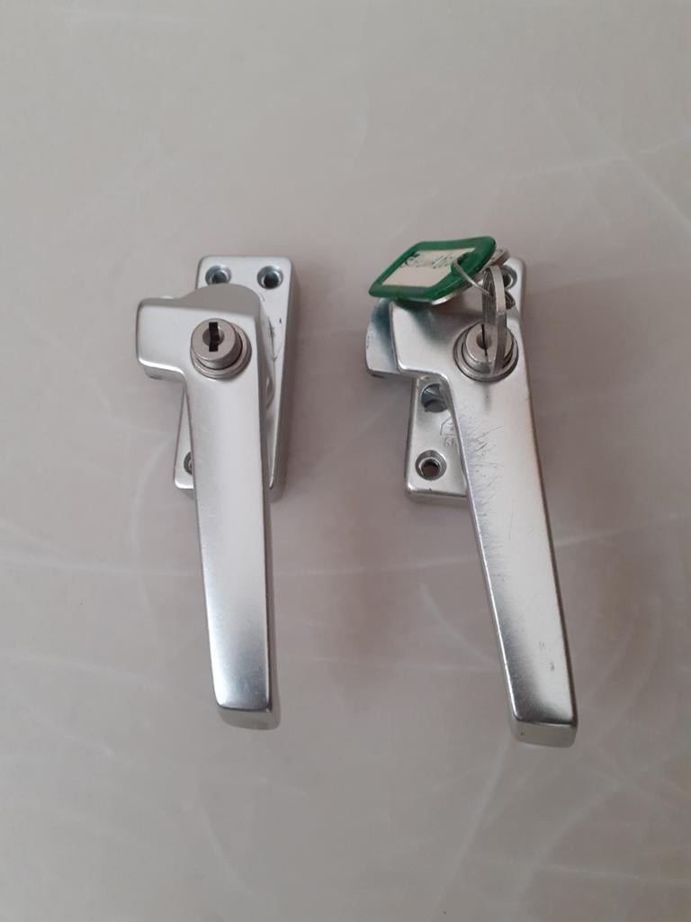 Raamklink met slot - Aluminium, Ophalen of Verzenden, Zo goed als nieuw, Overige materialen, Klink of Kruk