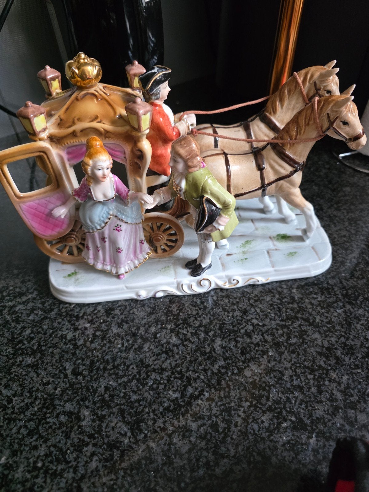 Antieke Porseleinen Koets met Figuren, Ophalen of Verzenden