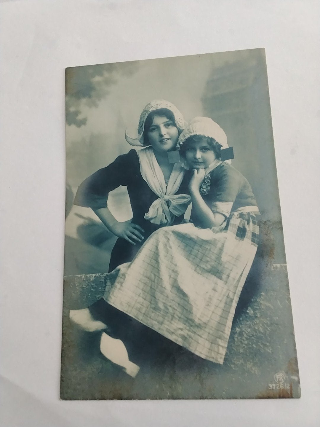 Oude ansichtkaart: Twee meisjes in Nederlandse klederdracht, Ophalen of Verzenden, Voor 1920, Zeeland
