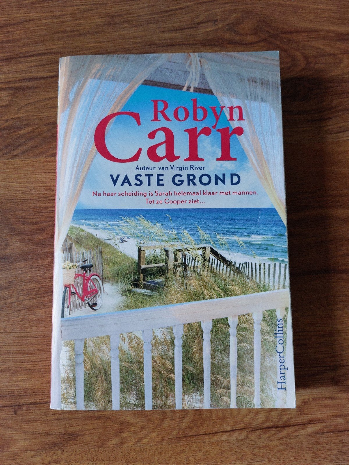 Roman van Robyn Carr • Vaste grond, Ophalen of Verzenden, Zo goed als nieuw, Robyn Carr